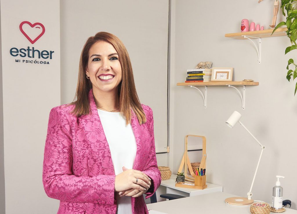 Esther Rodríguez en su consulta de Sevilla